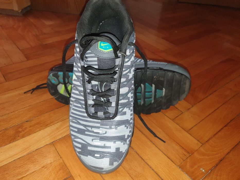 Nike Air Max Plus (TN) – varianta gri/negru cu model camuflaj.