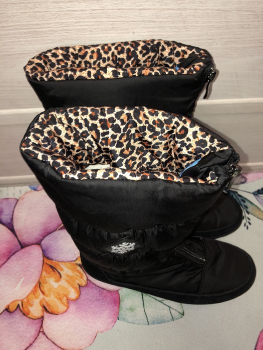 Зимние очень теплые сапоги дутики.