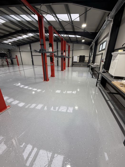 Pardoseala Epoxidica Industriala pentru Hale, Fabrici și Service-uri