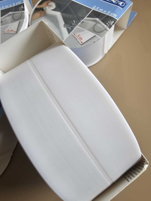 Bandă autoadezivă pentru etanșare baie WENKO – 3,5 m x 5 cm – Nouă