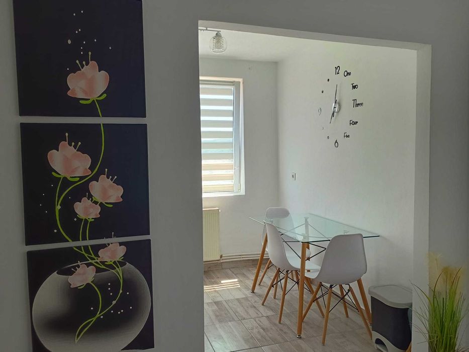 Apartament la cheie cu 2 camere și 2 balcoane complet mobilat și utilat vizavi de piața de zi și Penny. Se acceptă plata în rate