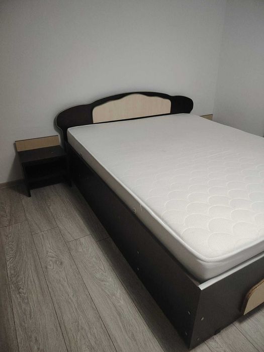 Vând pat cu saltea noua 160/200 cu sertare si noptiere incluse este ca nou ..salteaua cumparata recent nefolosita pret 700 lei fix