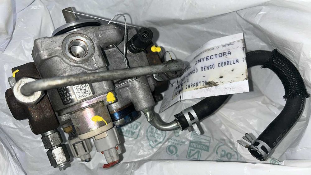 Продават се дюзи и горивна помпа за автомобил toyota