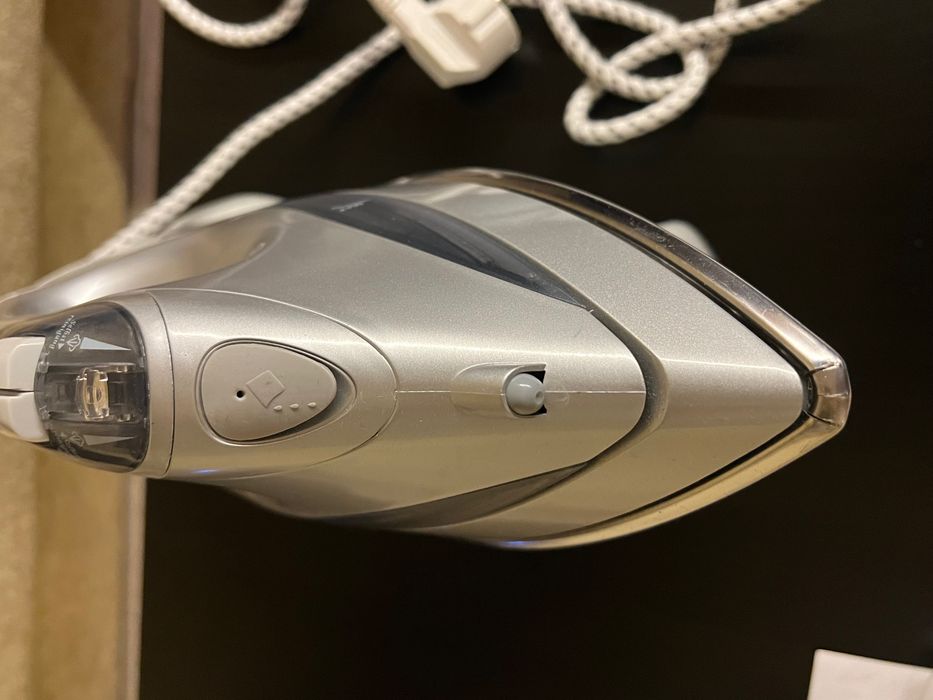 Ютия с пара и стойка със заключване