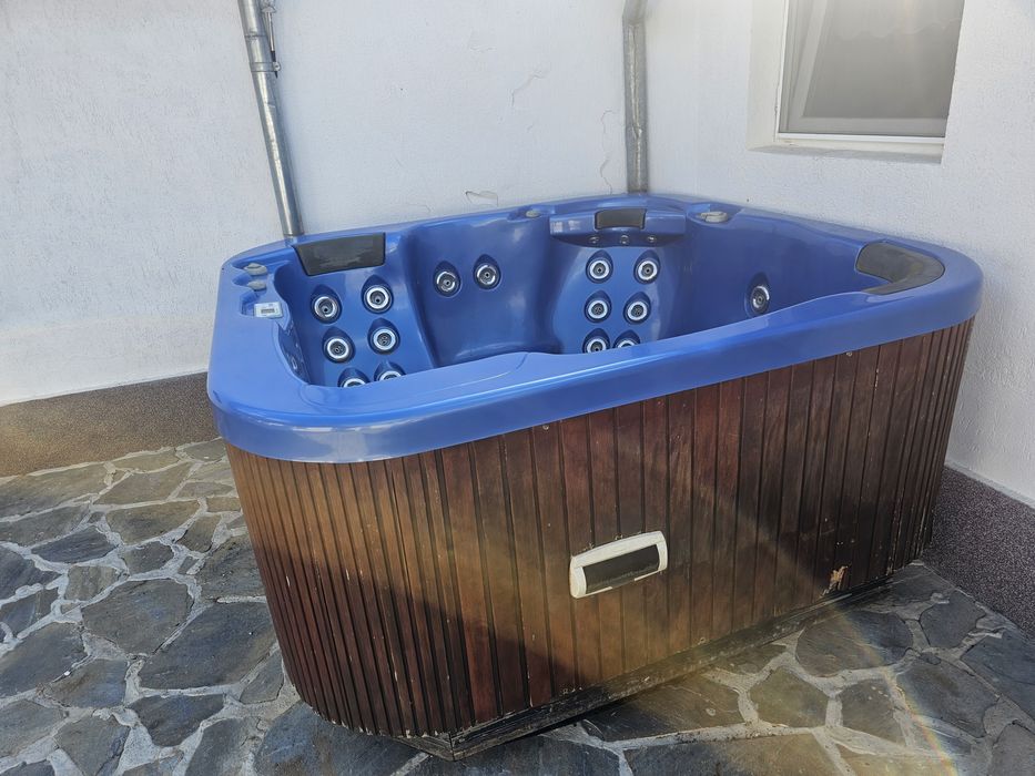 Jacuzzi pentru 5 persoane – trifazic, cu 2 motoare