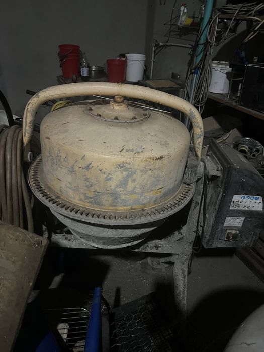 Masina de facut beton betoniera marca altele cu capacitate 200 litri