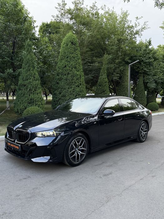 Bmw 530i M- paket 2025 yil Benzin Gibrid  5 litr rasxod qiladi