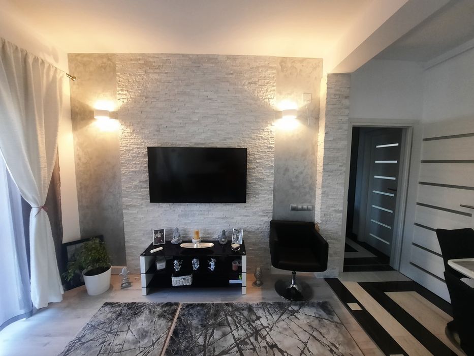 Direct proprietar - apartament 2 camere  cu gradina proprie, parcare privata si acces dublu in zona Dealuri