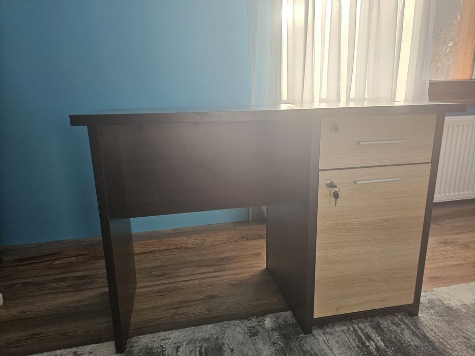 Ученическо бюро в два цвята.