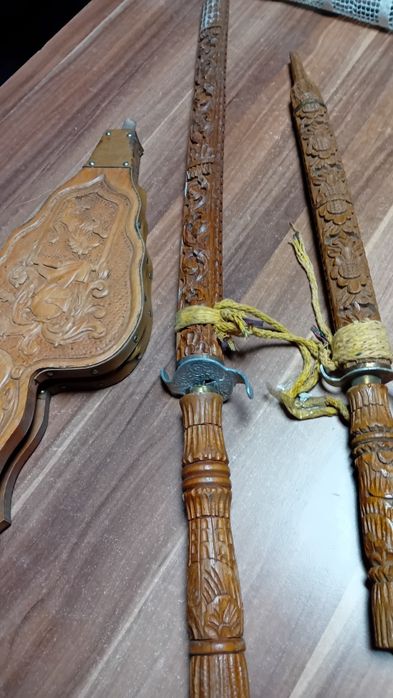 Дърворезбована  духалка и  дърворезбовани  два меча