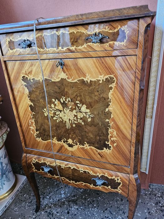 Седмичен Френски комод