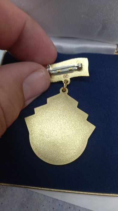 Продам знаки Кмд новые серебро