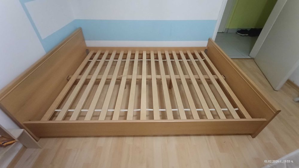 Продава се легло 200/140 с подматрачна рамка, без матрак, разглобено.