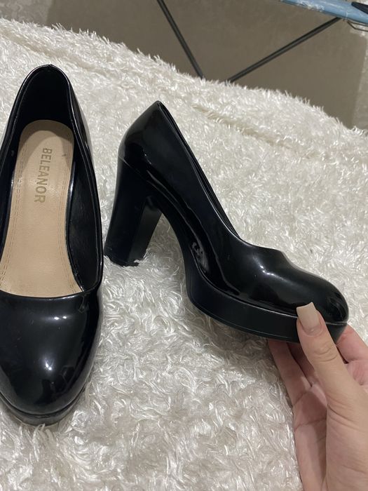 Продам черный туфли на каблуке