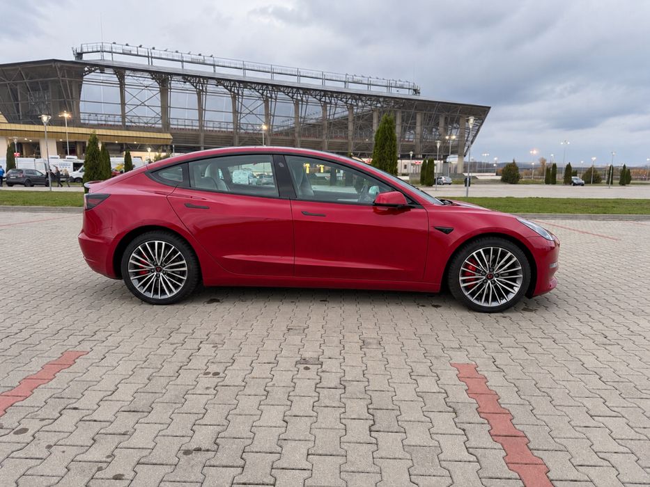TESLA Model 3 2023 — imagine 4