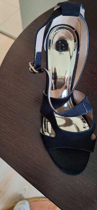 rochie de seara matase neagra 48-50 esarfa  sandale negre pret 120 lei