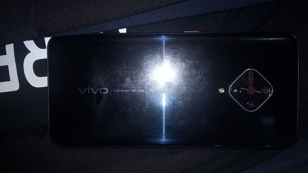 Vivo19 sotiladi srochna 120kelishamz kami bor