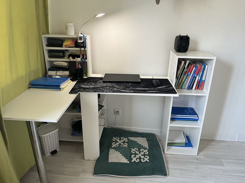 Продаю стол для уроков, работы и тд