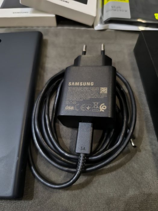 Samsung S23 Ultra 8/256 с оригинално 45w зарядно и 5 кейса
