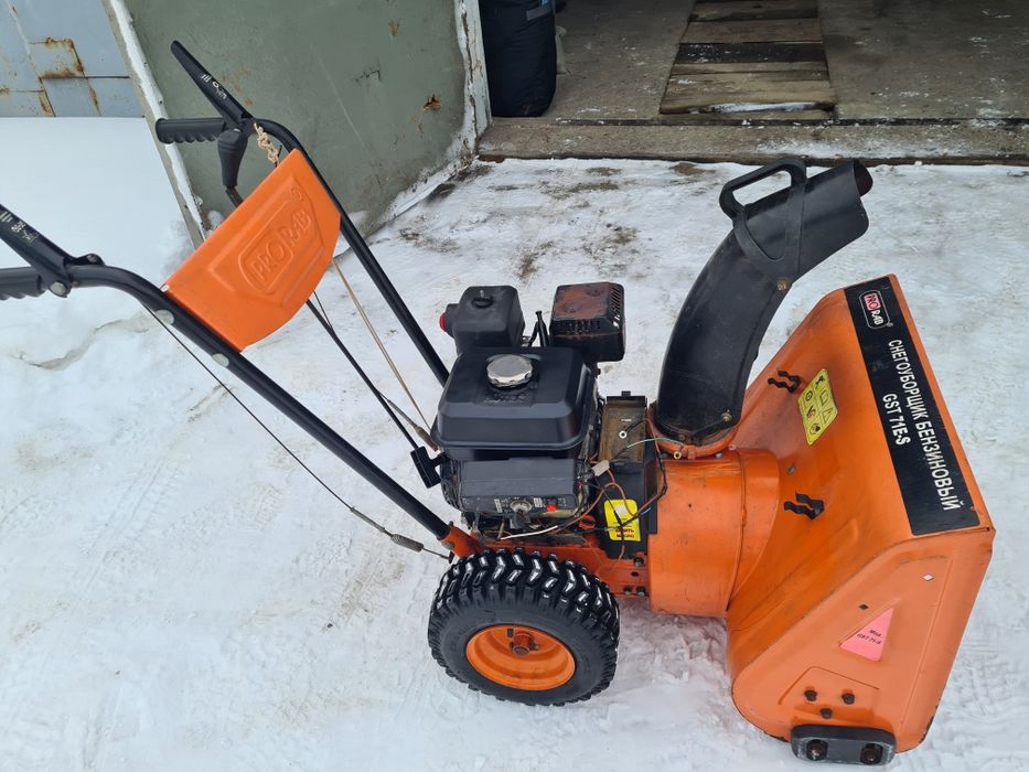 Продам снегоуборщик бензиновый