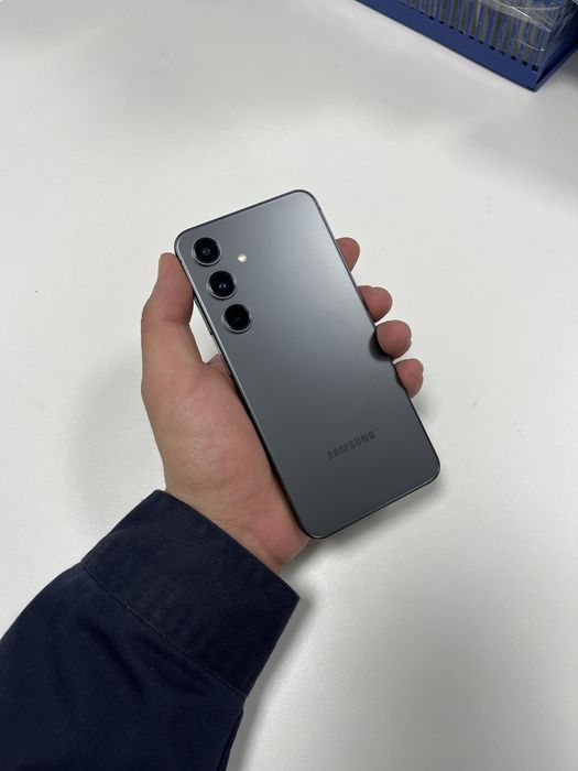 Продаю  смартфон  samsung   galaxy  S24   в  хорошем  состоянии срочно