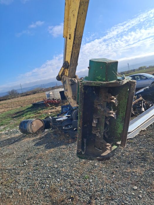 Tocator resturi vegetale miniexcavator