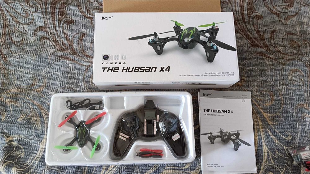 Dronă HUBSAN X4, 4 canale, deschisă pentru testare.
