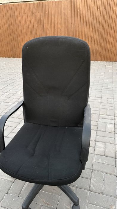 Офисный кресло и компьютерный