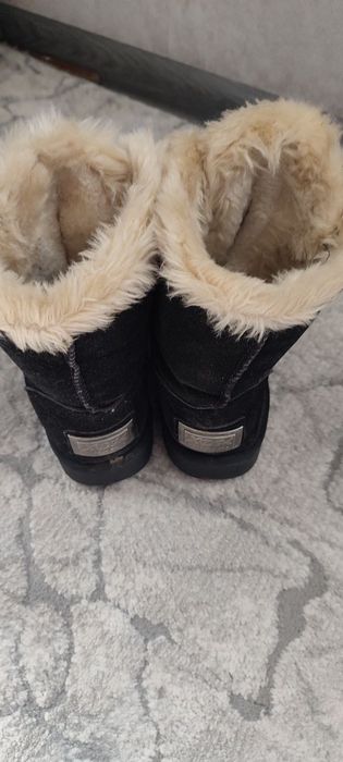 Продаются теплые замшевые сапожки