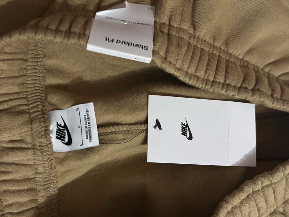Pantaloni Nike.