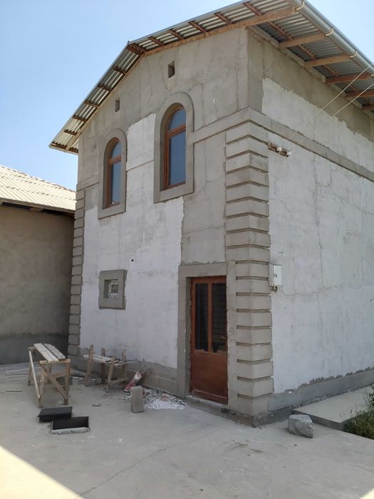 Икки қавватли уй сотилади.