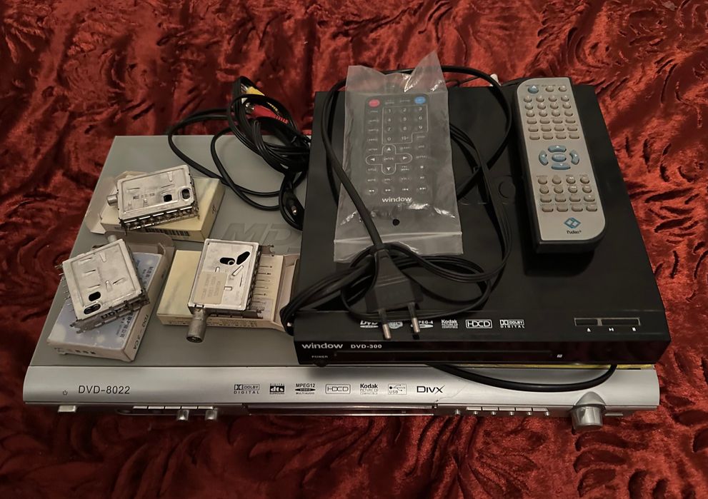 Готовый комплект: Японский ТВ Hitachi + 2 DVD плеера + пульты