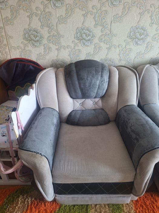 Продам диван (лучше перешить)