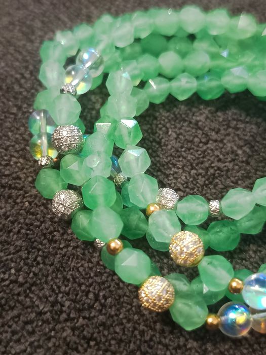 Гривни от естествени камъни