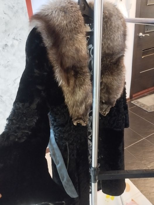 Продается шуба с меховым воротником.