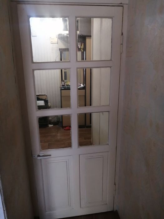 Продам межкомнотную дверь, изготовленая из дерева, со стеклом.