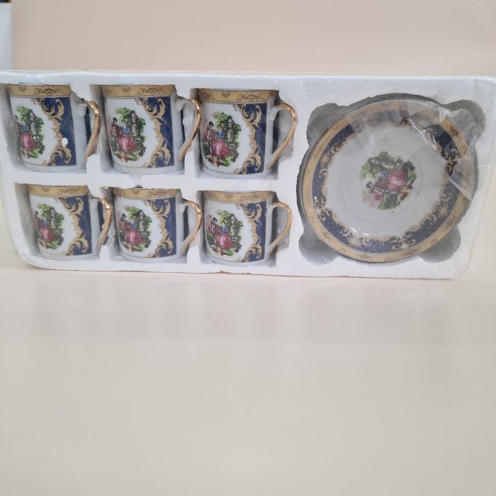 Продам кофейные чашки с блюдцами