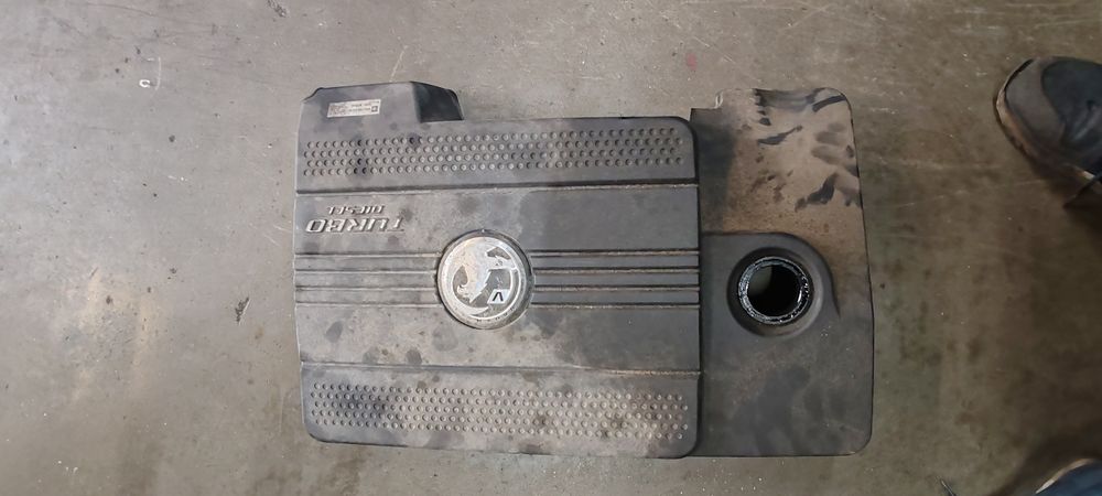 Capac motor Opel antara 2.2d 200lei
