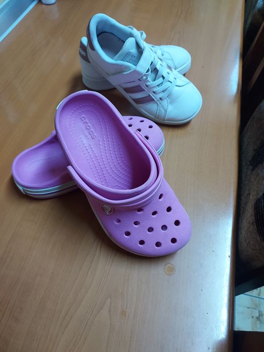 Adidas și papuci crocs