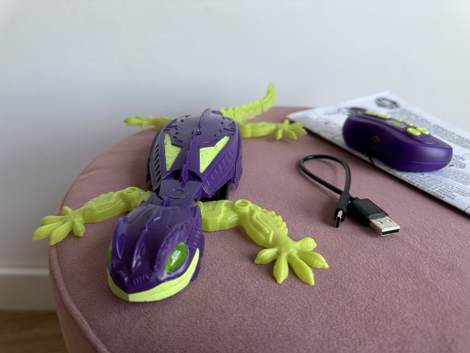 Șopârlă Gecko cățărătoare pe perete cu telecomandă