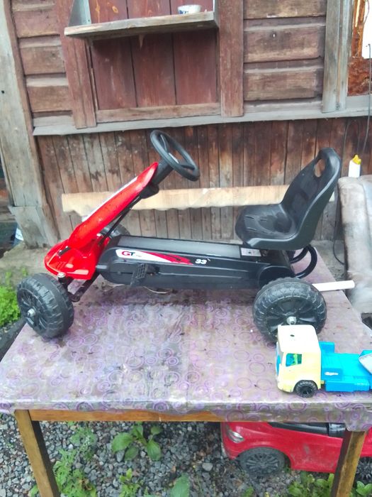 Машинка на педалях