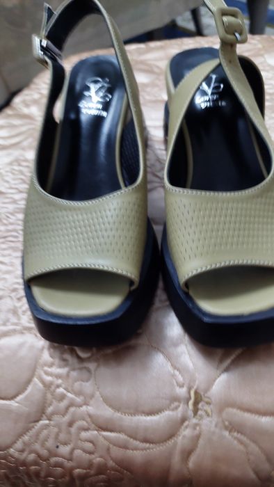 Продаётся женская летняя обувь.