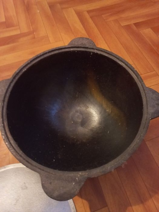Продам чугунный казан на 8л