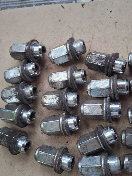 Toyota гайки за Тойота Оригинални хромирани - 20 бр .