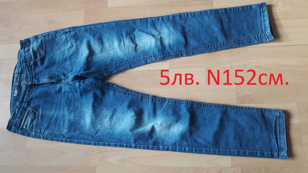 ! Продавам зимно юношеско яке с качулка , без забележки , цена 19лв.