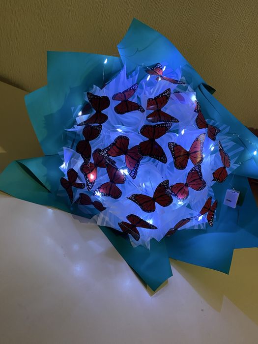 Букеты из роз и бабочек