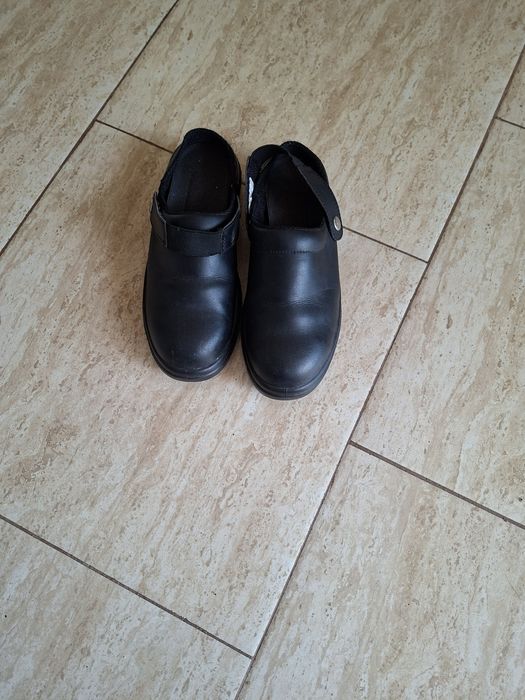 Vind papuci tip sandale cu metal în față  mărimea 42.