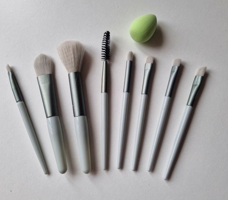 Уред за почистване на четки