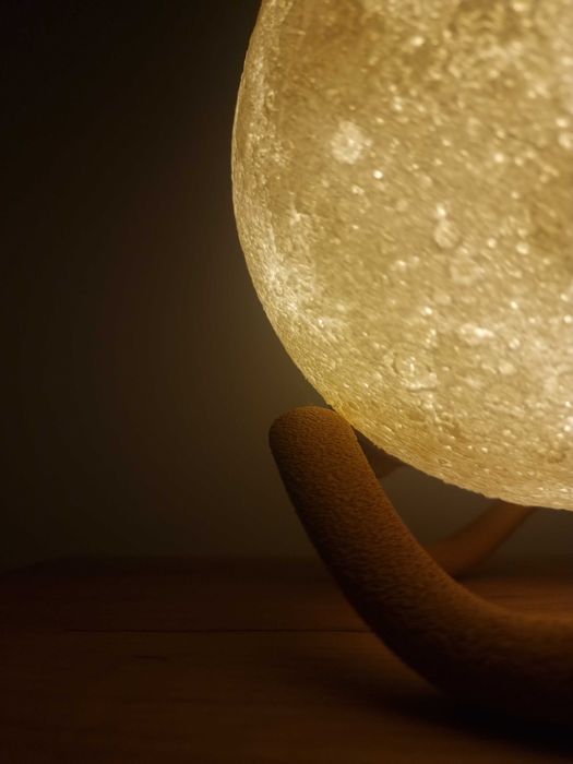 Lampă ambientală în formă de lună - lumină caldă şi plăcută