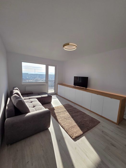 Inchiriez apartament cu 3 camere